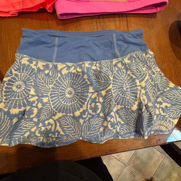 set of 3 Lululemon running skirts and one Lululemon jog top - all size 2 - Picture 8 of 9